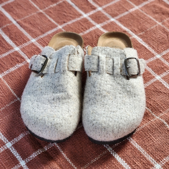 So, comfy slip ins, women's size 5, polyester and wool blend. EUC - Picture 4 of 6